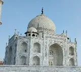 Taj Mahal by moonlight thrills tourists