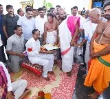 CM Kcr Special Prayers At Koanipalli Temple
