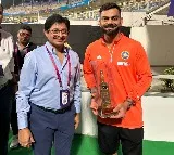 CAB President Snehasish Ganguly presents Kohli with gold-plated bat to mark his birthday