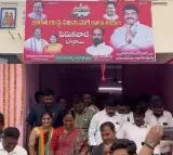 Congress Candidate Konda Surekha Went To BRS Office To Ask Votes In Warangal East