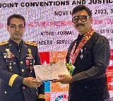 Actor Naresh conferred with Sir hood