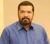 Posani Krishna Murali urges AP people to vote for KCR
