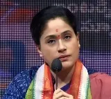 Vijayashanthi fires on KCR