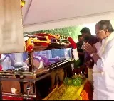 K’taka CM Siddaramaiah pays final tribute to Kannada actress Leelavati