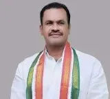 Minister Komatireddy Venkat Reddy greets ex cm kcr in hospital