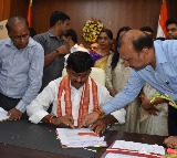 పదవీ భాద్యతలు స్వీకరించిన రాష్ట్ర సమాచార, రెవిన్యూ, గృహనిర్మాణ శాఖా మంత్రి పొంగులేటి శ్రీనివాస రెడ్డి