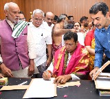  రాష్ట్ర పరిశ్రమలు, ఐ.టి., శాసన సభ వ్యవహారాల శాఖల మంత్రి దుద్దిళ్ల శ్రీధర్ బాబు  సచివాలయంలో పదవీ బాధ్యతలు స్వీకరించారు