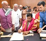  రాష్ట్ర పరిశ్రమలు, ఐ.టి., శాసన సభ వ్యవహారాల శాఖల మంత్రి దుద్దిళ్ల శ్రీధర్ బాబు  సచివాలయంలో పదవీ బాధ్యతలు స్వీకరించారు
