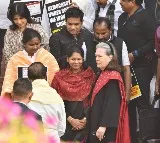 Sonia joins suspended MPs protest in Parliament