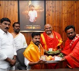 Alampur Priests of Jogulamba Sameta Bala Brahmeswara Swamy temple gave goddess Jogulamba's blessings to CM A Revanth Reddy