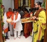 వేదపండితుల మంత్రోచ్చారణల మధ్య బాధ్యతలు స్వీకరించిన  రవాణా, బీసీ సంక్షేమ శాఖల మంత్రి పొన్నం ప్రభాకర్‌ 