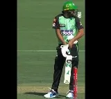 Pakistan cricketer comes to crease without pads
