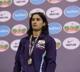 Vinesh Phogat returns Khel Ratna, Arjuna Awards, places them on footpath near PMO