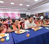 BRS leader has lunch with sanitation workers to begin the new year