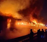 Benapole Express torched in Dhaka, 5 dead