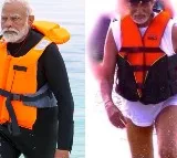 Big B mirrors PM Modi's style in witty post, fans say 'Modi vs AB'