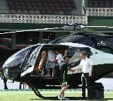 David Warner comes to SCG on helicopter