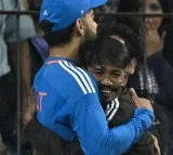 a fan suddenly came to Virat Kohli and hugged him in 2nd t20i against Afghanistan in Indore