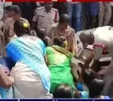 Anganwadi workers obstructs minister Peddireddy convoy in Uravakonda