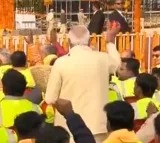PM Modi showers rose petals on the workers who built Ram Mandir