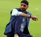 Netizens trools Harbhajan Singh