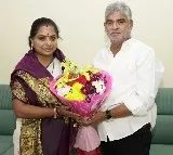 MLA Kavitha asks minister ponnam about jyothirao pule statue