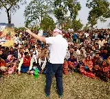 Central govt give waivers to industrialists but not to farmers: Rahul Gandhi