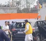 Is there stone pelting on Rahul Gandhi car