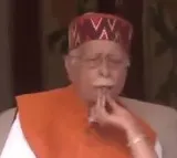 LK Advani has tears in his eyes
