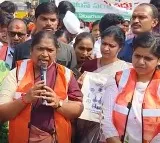 Minister Seethakka sweeping in Medaram