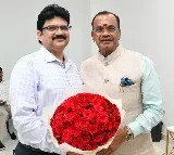 రాష్ట్ర సమాచార పౌర సంబంధాల శాఖ ప్రత్యేక కమిషనర్ ఎం హనుమంత రావు మంత్రి శ్రీ కోమటిరెడ్డి వెంకట్ రెడ్డి గారిని మర్యాద పూర్వకంగా కలిశారు