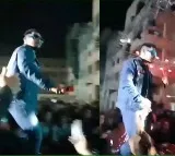 Aditya Narayan snatches phone from fan, throws it away amid concert