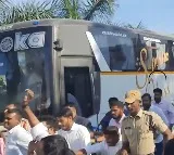 Congress activists obstruct ktr and harish rao in hyderabad