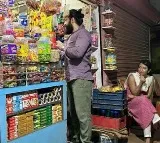 KGF sensation Yash purchases candy for daughter, pictures go viral