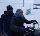 Sachin Tendulkar enjoys snowfall in Kashmir, to visit Kaman Post at LoC