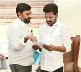 రాజ్యసభ సభ్యులుగా ఎన్నికైన సందర్భంగా కుటుంబసభ్యులతో ముఖ్యమంత్రి రేవంత్ రెడ్డి గారిని  మర్యాదపూర్వకంగా కలిసిన అనిల్ కుమార్ యాదవ్