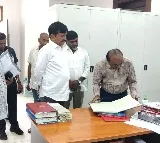 మంత్రి పొంగులేటి శ్రీనివాసరెడ్డి రాష్ట్ర సచివాలయంలో గురువారం రెవెన్యూ విభాగంలో ఆకస్మిక తనిఖీలు చేశారు