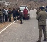 Sachin Tendulkar spotted playing gully cricket in Kashmir Gulmarg