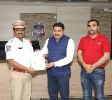 శిక్షణ కార్యక్రమంలో బ్రీత్ ఎనలైజర్లు మరియు సర్టిఫికెట్లను అందజేసిన అడిషనల్ డిజిపి మహేష్ ఎం భగవత్.