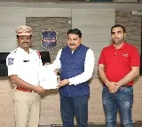 శిక్షణ కార్యక్రమంలో బ్రీత్ ఎనలైజర్లు మరియు సర్టిఫికెట్లను అందజేసిన అడిషనల్ డిజిపి మహేష్ ఎం భగవత్.