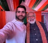 In Srinagar, beneficiary Nazim takes selfie with PM Modi