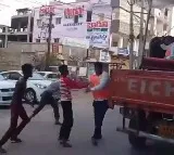 Street Vendors Attacked On GHMC Staff At Rajendranagar