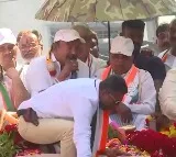Man with gun goes close to CM Siddaramaiah