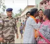 BJP candidate kisses woman in Bengal during campaign