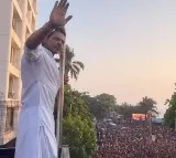 SRK, son AbRam greet sea of fans outside Mannat; 'may Allah bless us all with love’