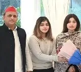 Akhilesh Yadav daughter Aditi Yadav is center of attraction in election campaign
