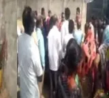 Double bedroom beneficiaries protest at KCR farm house