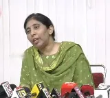Suneetha says Avinash Reddy should handover his phone to CBI