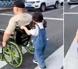 Anand Mahindra Tweet on Little Girl who help man to Cross the Road