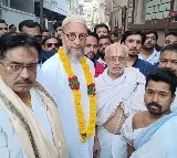 Asaduddin takes blessings of hindu pujari